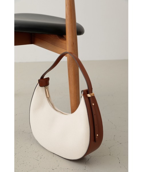 crie conforto（クリーコンフォルト）の「三日月形ワンショルダー（ショルダーバッグ・レディース・アイボリー/ブラック/ライトベージュ・FREE）」の9枚目の写真