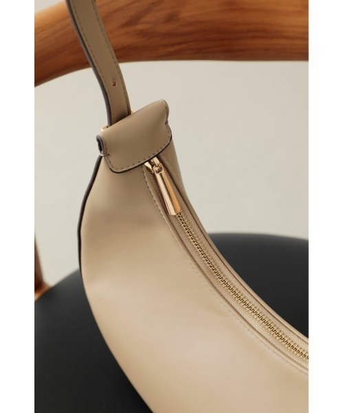 crie conforto（クリーコンフォルト）の「三日月形ワンショルダー（ショルダーバッグ・レディース・アイボリー/ブラック/ライトベージュ・FREE）」の19枚目の写真