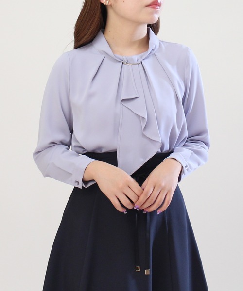 ASTORIA ODIER（アストリアオディール）の「金具ボウタイブラウス（シャツ/ブラウス・レディース・ホワイト/ベージュ/ブラウン/ラベンダー/スモークピンク・SMALL/MEDIUM/LARGE）」の4枚目の写真