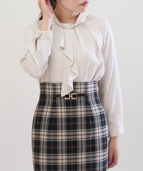 ASTORIA ODIER（アストリアオディール）の「金具ボウタイブラウス（シャツ/ブラウス・レディース・ホワイト/ベージュ/ブラウン/ラベンダー/スモークピンク・SMALL/MEDIUM/LARGE）」の3枚目の写真