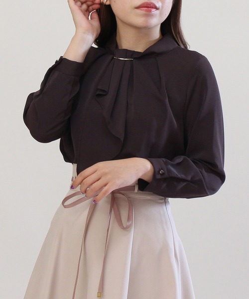 ASTORIA ODIER（アストリアオディール）の「金具ボウタイブラウス（シャツ/ブラウス・レディース・ホワイト/ベージュ/ブラウン/ラベンダー/スモークピンク・SMALL/MEDIUM/LARGE）」の2枚目の写真