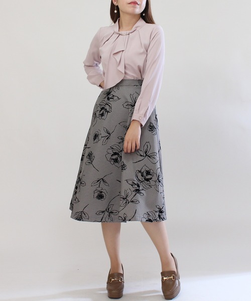 ASTORIA ODIER（アストリアオディール）の「金具ボウタイブラウス（シャツ/ブラウス・レディース・ホワイト/ベージュ/ブラウン/ラベンダー/スモークピンク・SMALL/MEDIUM/LARGE）」の18枚目の写真