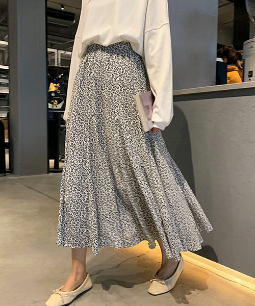 c.u.l(シーユーエル)の「小花柄フレアスカート culw308(スカート・レディース・ホワイト/ブラック・FREE)」の2枚目の写真