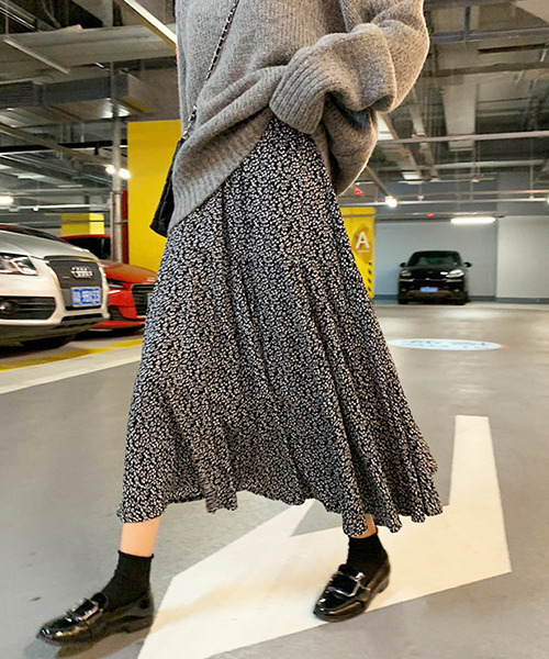 c.u.l(シーユーエル)の「小花柄フレアスカート culw308(スカート・レディース・ホワイト/ブラック・FREE)」の1枚目の写真