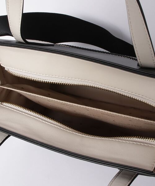 Guess（ゲス）の「SILVANA 2 Compartment Tote（トートバッグ・レディース・ブラック・ONE SIZE）」の7枚目の写真