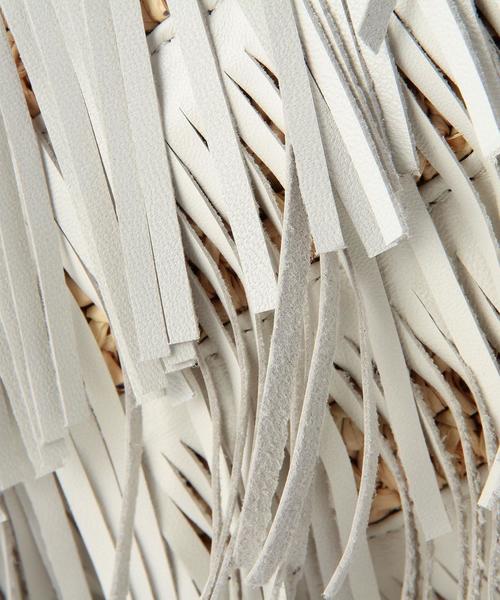 BEAUTY&YOUTH UNITED ARROWS（ビューティーアンドユースユナイテッドアローズ）の「BYSF Le vernis ラフィア フリンジクラッチ◆（クラッチバッグ・レディース・ホワイト/ブラック・フリー）」の4枚目の写真