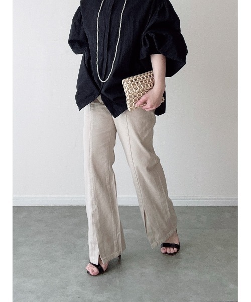 Yucca(ユッカ)の「前スリットセミフレアデニムパンツ(MEKKE 低身長向け)(デニムパンツ・レディース・ベージュ/ブルー・SMALL/MEDIUM/X-SMALL)」の14枚目の写真
