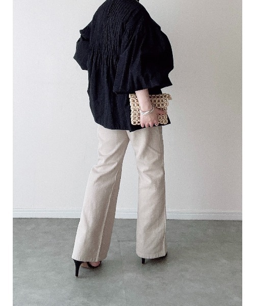 Yucca(ユッカ)の「前スリットセミフレアデニムパンツ(MEKKE 低身長向け)(デニムパンツ・レディース・ベージュ/ブルー・SMALL/MEDIUM/X-SMALL)」の15枚目の写真