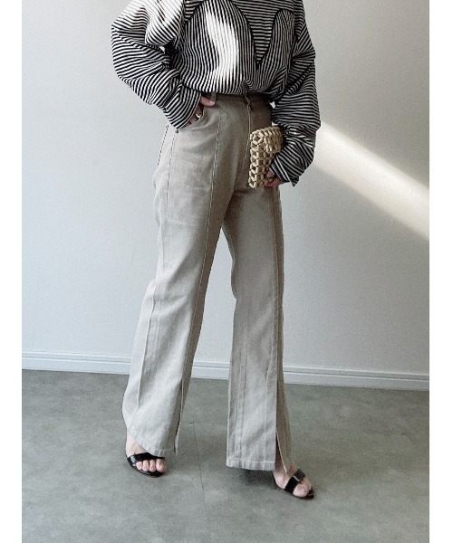 Yucca(ユッカ)の「前スリットセミフレアデニムパンツ(MEKKE 低身長向け)(デニムパンツ・レディース・ベージュ/ブルー・SMALL/MEDIUM/X-SMALL)」の17枚目の写真