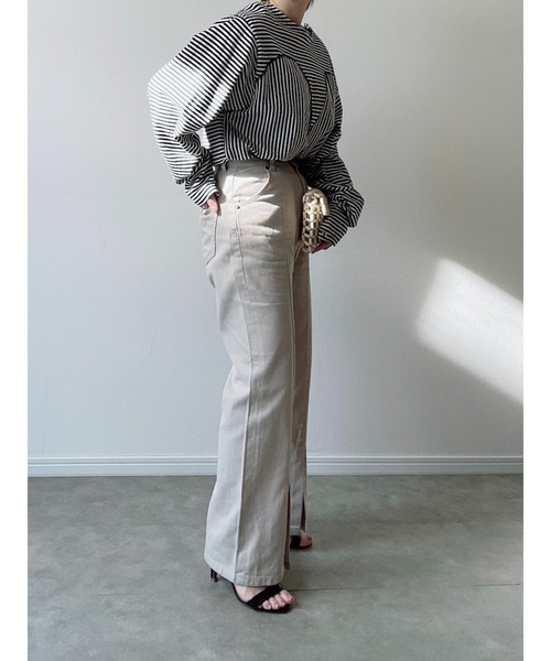 Yucca(ユッカ)の「前スリットセミフレアデニムパンツ(MEKKE 低身長向け)(デニムパンツ・レディース・ベージュ/ブルー・SMALL/MEDIUM/X-SMALL)」の18枚目の写真