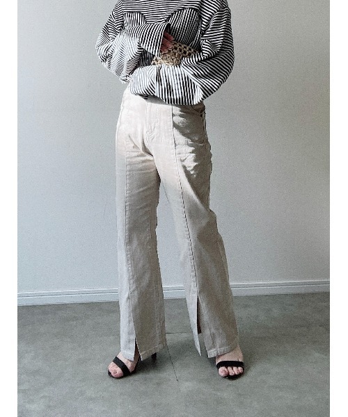 Yucca(ユッカ)の「前スリットセミフレアデニムパンツ(MEKKE 低身長向け)(デニムパンツ・レディース・ベージュ/ブルー・SMALL/MEDIUM/X-SMALL)」の21枚目の写真