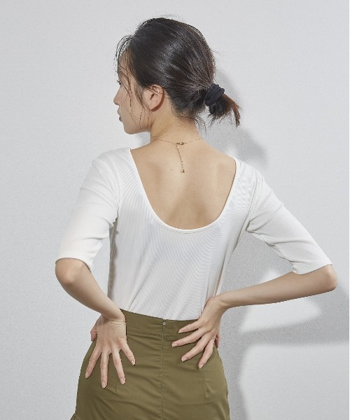 ECRIRE（エクリール）の「バックオープンリブカットソー（Tシャツ/カットソー・レディース・アイボリー/ブラック/グリーン・L/M）」の2枚目の写真