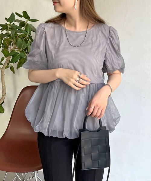 prose verse（プロズヴェール）の「チュールレイヤードペプラムブラウス（シャツ/ブラウス・レディース・ブラック/グレー・MEDIUM）」の2枚目の写真