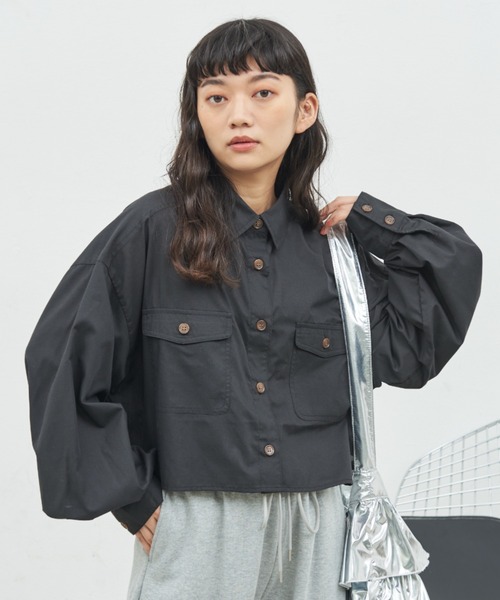 MERLOT(メルロー)の「ポケット付きショートシャツ(シャツ/ブラウス・レディース・アイボリー/オレンジ/ブラック・FREE)」の1枚目の写真