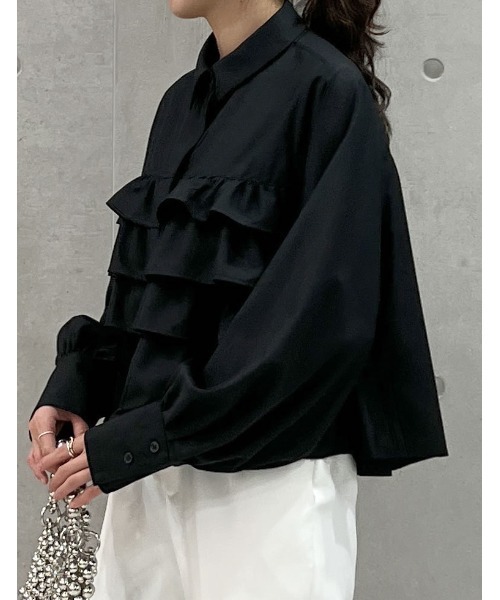 Re:EDIT（リエディ）の「[新色追加][2023A/W COLLECTION]ティアードフリルボリュームスリーブクロップドシャツ（シャツ/ブラウス・レディース・ブラック/ホワイト/ベージュ・MEDIUM/LARGE）」の5枚目の写真