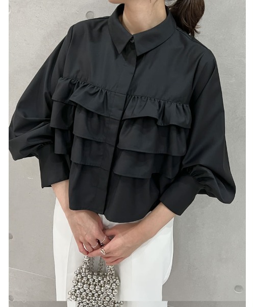 Re:EDIT（リエディ）の「[新色追加][2023A/W COLLECTION]ティアードフリルボリュームスリーブクロップドシャツ（シャツ/ブラウス・レディース・ブラック/ホワイト/ベージュ・MEDIUM/LARGE）」の6枚目の写真