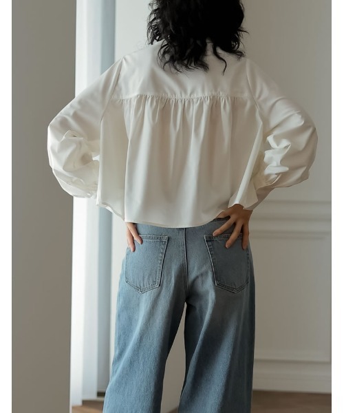 Re:EDIT（リエディ）の「[新色追加][2023A/W COLLECTION]ティアードフリルボリュームスリーブクロップドシャツ（シャツ/ブラウス・レディース・ブラック/ホワイト/ベージュ・MEDIUM/LARGE）」の9枚目の写真