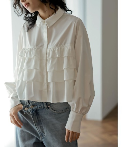 Re:EDIT（リエディ）の「[新色追加][2023A/W COLLECTION]ティアードフリルボリュームスリーブクロップドシャツ（シャツ/ブラウス・レディース・ブラック/ホワイト/ベージュ・MEDIUM/LARGE）」の12枚目の写真