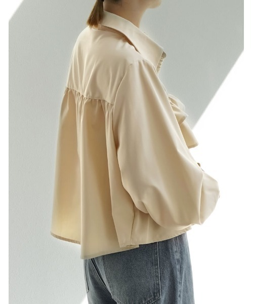 Re:EDIT（リエディ）の「[新色追加][2023A/W COLLECTION]ティアードフリルボリュームスリーブクロップドシャツ（シャツ/ブラウス・レディース・ブラック/ホワイト/ベージュ・MEDIUM/LARGE）」の21枚目の写真