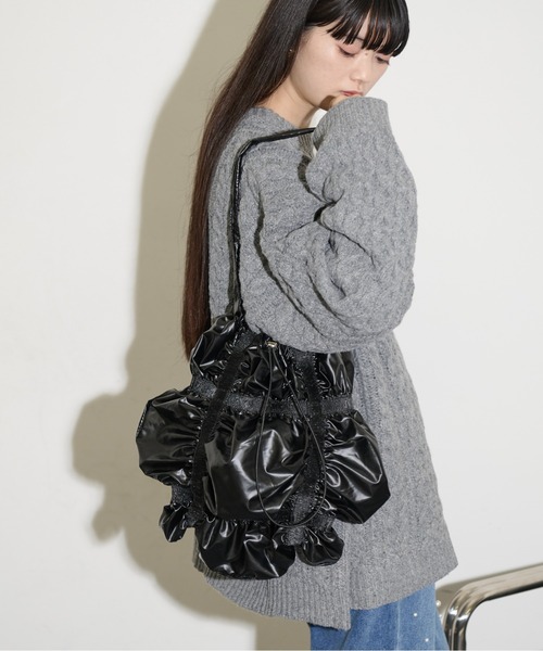 THE YOn（ザヨン）の「メタリックシャーリングバッグ（ショルダーバッグ・レディース・ブラック/アイボリー/シルバー・FREE）」の3枚目の写真