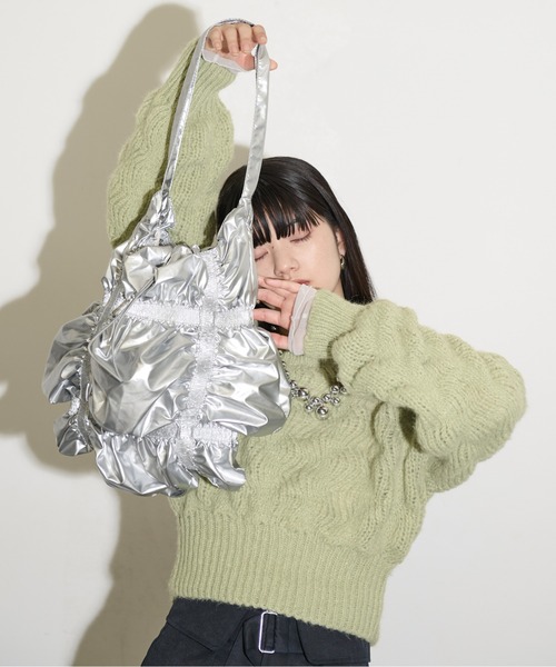 THE YOn（ザヨン）の「メタリックシャーリングバッグ（ショルダーバッグ・レディース・ブラック/アイボリー/シルバー・FREE）」の4枚目の写真