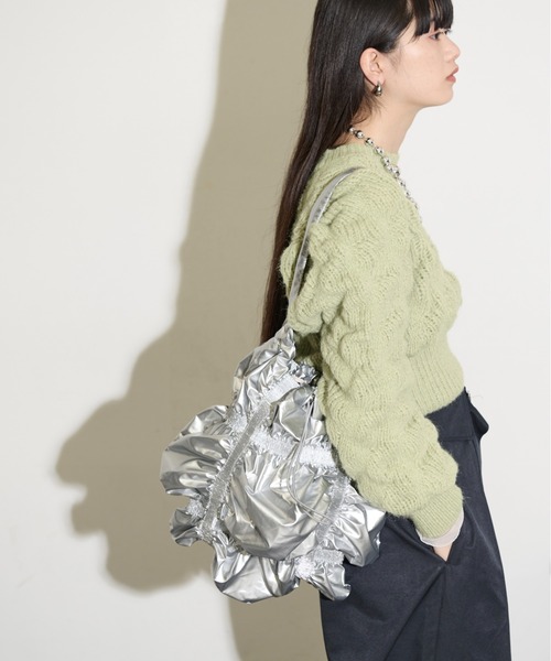 THE YOn（ザヨン）の「メタリックシャーリングバッグ（ショルダーバッグ・レディース・ブラック/アイボリー/シルバー・FREE）」の10枚目の写真