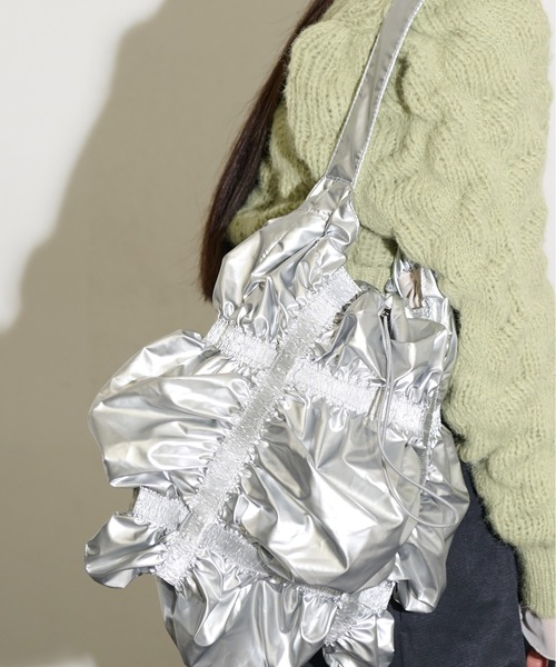 THE YOn（ザヨン）の「メタリックシャーリングバッグ（ショルダーバッグ・レディース・ブラック/アイボリー/シルバー・FREE）」の11枚目の写真