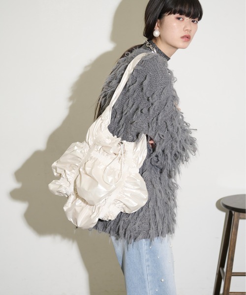 THE YOn（ザヨン）の「メタリックシャーリングバッグ（ショルダーバッグ・レディース・ブラック/アイボリー/シルバー・FREE）」の21枚目の写真