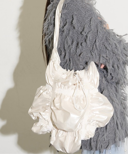 THE YOn（ザヨン）の「メタリックシャーリングバッグ（ショルダーバッグ・レディース・ブラック/アイボリー/シルバー・FREE）」の22枚目の写真