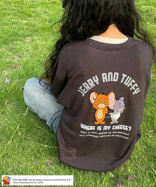 AS KNOW AS plus(アズノゥアズプラス)の「☆アクリルキーホルダー付き トムとジェリー スウェットプルオーバー 【TOM and JERRY/トムとジェリー】(スウェット・レディース・オフホワイト/スミクロ/ダークグリーン/オートミール/アイボリー系/ブラック系/ベージュ系/ダークグリーン系/ダークグリーン系1/イエロー系1/ブラック系1/ベージュ系1/ネイビー系2/ベージュ系2/ダークグリーン系2/ブラック系2/ベージュ系3/アイボリー系3/パープル系3/ブラック系3/ネイビー系4/ブラック系4/ダークグリーン系4/ベージュ系4/ダークグリーン系5/ブラック系5/ホワイト系5/ベージュ系5・FREE)」の5枚目の写真