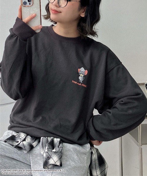AS KNOW AS plus(アズノゥアズプラス)の「☆アクリルキーホルダー付き トムとジェリー スウェットプルオーバー 【TOM and JERRY/トムとジェリー】(スウェット・レディース・オフホワイト/スミクロ/ダークグリーン/オートミール/アイボリー系/ブラック系/ベージュ系/ダークグリーン系/ダークグリーン系1/イエロー系1/ブラック系1/ベージュ系1/ネイビー系2/ベージュ系2/ダークグリーン系2/ブラック系2/ベージュ系3/アイボリー系3/パープル系3/ブラック系3/ネイビー系4/ブラック系4/ダークグリーン系4/ベージュ系4/ダークグリーン系5/ブラック系5/ホワイト系5/ベージュ系5・FREE)」の10枚目の写真
