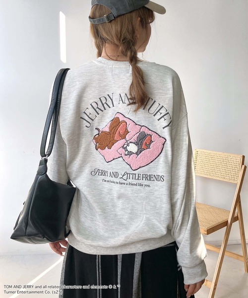 AS KNOW AS plus(アズノゥアズプラス)の「☆アクリルキーホルダー付き トムとジェリー スウェットプルオーバー 【TOM and JERRY/トムとジェリー】(スウェット・レディース・オフホワイト/スミクロ/ダークグリーン/オートミール/アイボリー系/ブラック系/ベージュ系/ダークグリーン系/ダークグリーン系1/イエロー系1/ブラック系1/ベージュ系1/ネイビー系2/ベージュ系2/ダークグリーン系2/ブラック系2/ベージュ系3/アイボリー系3/パープル系3/ブラック系3/ネイビー系4/ブラック系4/ダークグリーン系4/ベージュ系4/ダークグリーン系5/ブラック系5/ホワイト系5/ベージュ系5・FREE)」の15枚目の写真