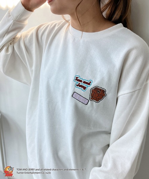 AS KNOW AS plus(アズノゥアズプラス)の「☆アクリルキーホルダー付き トムとジェリー スウェットプルオーバー 【TOM and JERRY/トムとジェリー】(スウェット・レディース・オフホワイト/スミクロ/ダークグリーン/オートミール/アイボリー系/ブラック系/ベージュ系/ダークグリーン系/ダークグリーン系1/イエロー系1/ブラック系1/ベージュ系1/ネイビー系2/ベージュ系2/ダークグリーン系2/ブラック系2/ベージュ系3/アイボリー系3/パープル系3/ブラック系3/ネイビー系4/ブラック系4/ダークグリーン系4/ベージュ系4/ダークグリーン系5/ブラック系5/ホワイト系5/ベージュ系5・FREE)」の2枚目の写真