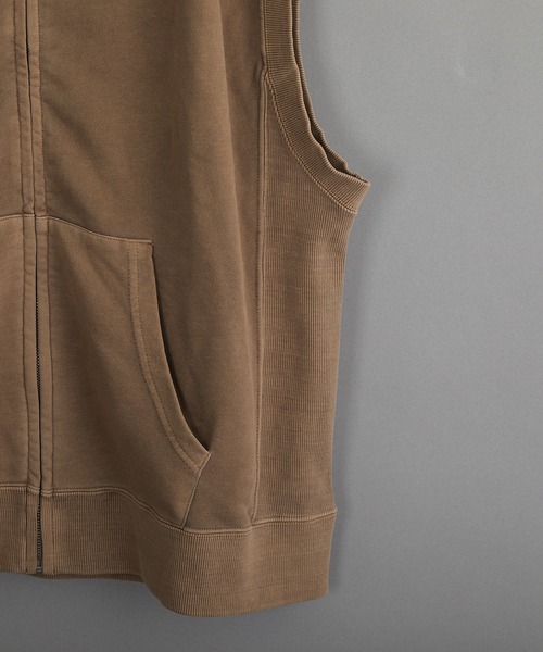 VIBGYOR（ヴィブジョー）の「ピグメント加工 裏毛スウェット ビッグシルエット ZIP ベスト（ベスト・メンズ・ダークブルー/ベージュ/ブラック・LARGE/MEDIUM）」の17枚目の写真