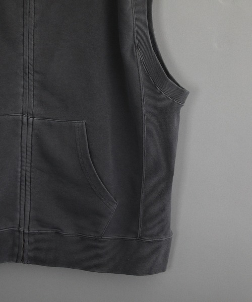VIBGYOR（ヴィブジョー）の「ピグメント加工 裏毛スウェット ビッグシルエット ZIP ベスト（ベスト・メンズ・ダークブルー/ベージュ/ブラック・LARGE/MEDIUM）」の5枚目の写真