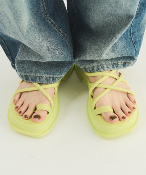 MERLOT(メルロー)の「コードストラップヒールサンダル(サンダル・レディース・ブラック/イエロー・SMALL/MEDIUM/LARGE)」の2枚目の写真