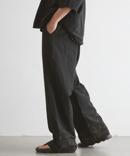 417 EDIFICE（フォーワンセブンエディフィス）の「メンアサエンブロイダリー イージーパンツ（スラックス・メンズ・ブラック・LARGE/MEDIUM）」の2枚目の写真