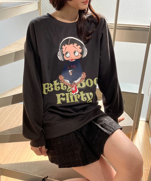 GLAMOROUS JANE(グラマラスジェーン)の「BETTY BOOPプリントプルオーバー(スウェット・レディース・ブラック/チャコールグレー/杢グレー・FREE)」の1枚目の写真