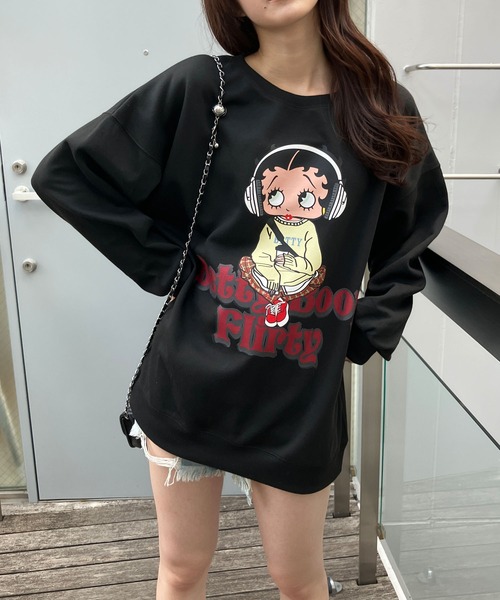 GLAMOROUS JANE(グラマラスジェーン)の「BETTY BOOPプリントプルオーバー(スウェット・レディース・ブラック/チャコールグレー/杢グレー・FREE)」の2枚目の写真