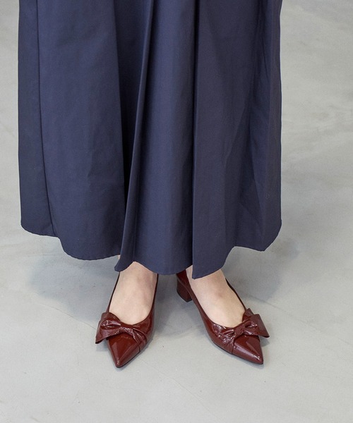 Mode et Jacomo（モードエジャコモ）の「ポインテッドトゥリボンパンプス（パンプス・レディース・ベージュ系その他2/ライトブラック/ブラック系その他6/レッド系その他2・22.5cm/23cm/23.5cm/24cm/24.5cm）」の6枚目の写真