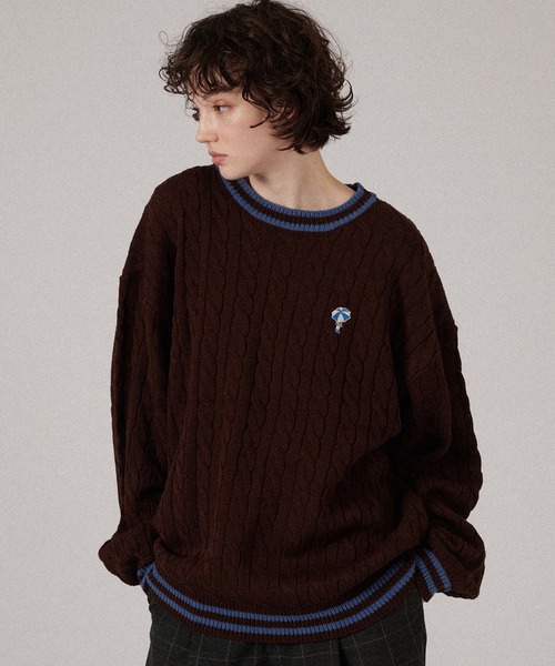 ONCILY(オンシェリー)の「ONE POINT LOGO CABLE KNIT / ワンポイントロゴケーブルニット(ニット/セーター・メンズ・ネイビー/ブラウン/レッド・SMALL/MEDIUM/LARGE)」の2枚目の写真
