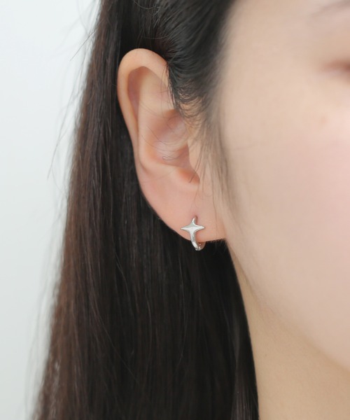 Peony(ピオニー)の「Peoney/スターモチーフ ワンタッチフープピアス(ピアス(両耳用)・レディース・シルバー/ゴールド・FREE)」の3枚目の写真