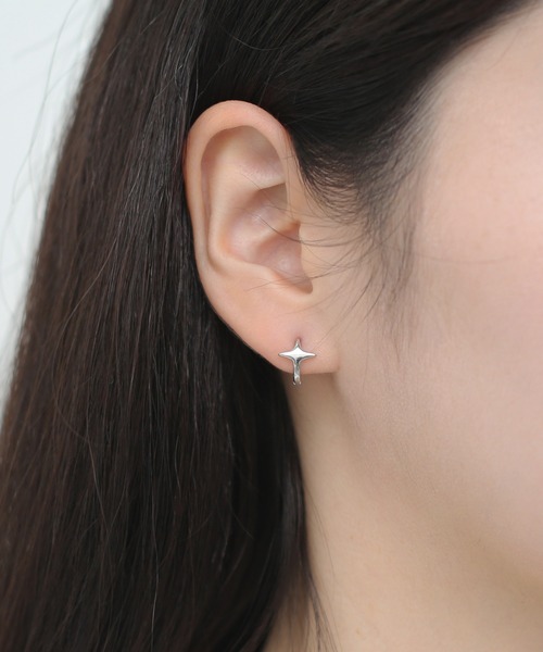 Peony(ピオニー)の「Peoney/スターモチーフ ワンタッチフープピアス(ピアス(両耳用)・レディース・シルバー/ゴールド・FREE)」の4枚目の写真