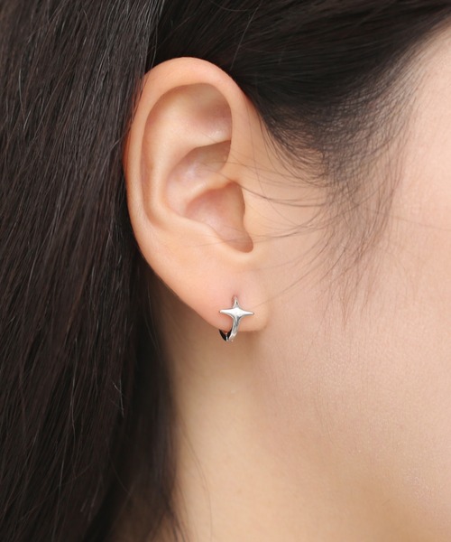 Peony(ピオニー)の「Peoney/スターモチーフ ワンタッチフープピアス(ピアス(両耳用)・レディース・シルバー/ゴールド・FREE)」の5枚目の写真