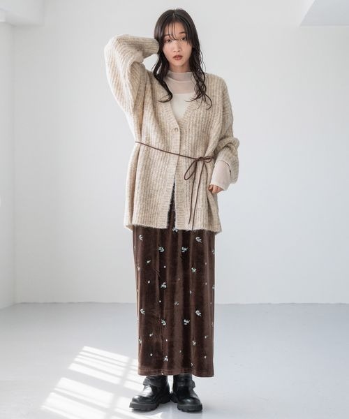 LOWRYS FARM（ローリーズファーム）の「ベロアシシュウタイトスカート　250338（スカート・レディース・ブラック/ブラウン・FREE）」の3枚目の写真