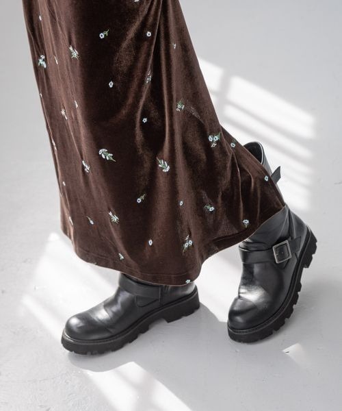 LOWRYS FARM（ローリーズファーム）の「ベロアシシュウタイトスカート　250338（スカート・レディース・ブラック/ブラウン・FREE）」の9枚目の写真