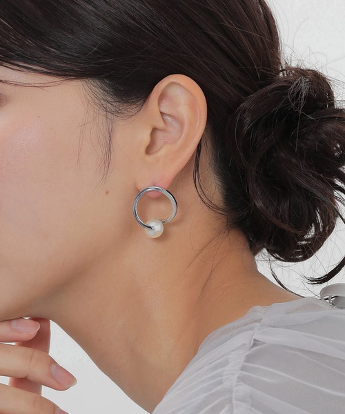 Kana(カナ)の「メタル×一粒パール 変形サークル ピアス パーティー 結婚式 お呼ばれ オケージョン(ピアス(両耳用)・レディース・シルバー/ゴールド・フリー)」の1枚目の写真