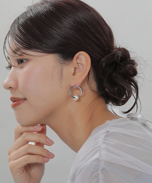 Kana(カナ)の「メタル×一粒パール 変形サークル ピアス パーティー 結婚式 お呼ばれ オケージョン(ピアス(両耳用)・レディース・シルバー/ゴールド・フリー)」の3枚目の写真