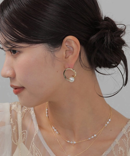 Kana(カナ)の「メタル×一粒パール 変形サークル ピアス パーティー 結婚式 お呼ばれ オケージョン(ピアス(両耳用)・レディース・シルバー/ゴールド・フリー)」の6枚目の写真