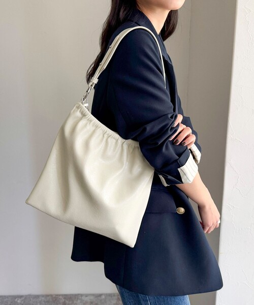 fredy emue(フレディエミュ)の「チェーン&ワンハンドルギャザーバッグ(ショルダーバッグ・レディース・ブロンズ/アイボリー/ブラック・FREE)」の2枚目の写真